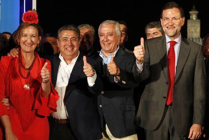Mariano Rajoy, a la derecha, junto a Javier Arenas y el candidato del PP en Sevilla, Juan Ignacio Zoido, en el arranque de campaña.