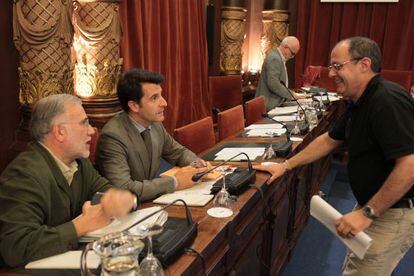 El alcalde de San Sebasti&aacute;n, Juan Karlos Izagirre (derecha), conversa, en una imagen de archivo, con el portavoz del PP, Ram&oacute;n G&oacute;mez Ugalde (con chaqueta gris), en el sal&oacute;n de plenos.