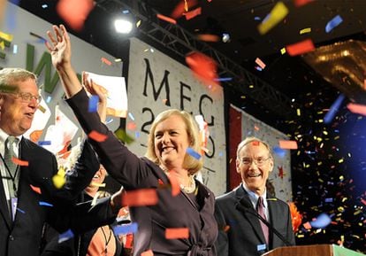 Meg Whitman, junto a su marido, Griffith Harsh (derecha), durante la celebración de su triunfo en las primarias.