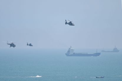 Un helicóptero militar chino sobrevuela la isla de Pingtan, cerca de Taiwán, este jueves. 