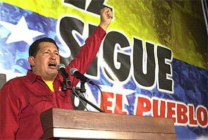 El presidente Chávez, durante un acto celebrado en las afueras del palacio de Miraflores para celebrar su triunfo.