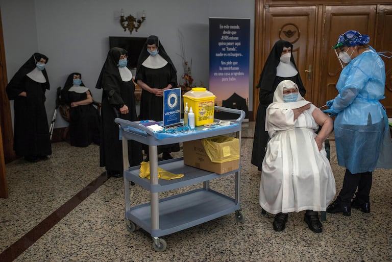 Una sanitaria vacuna a una monja en la Residencia San José, en Galicia.
