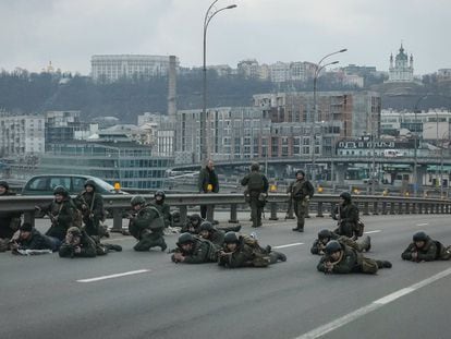 Agentes de las fuerzas ucranias toman posiciones en el centro de Kiev, este viernes.