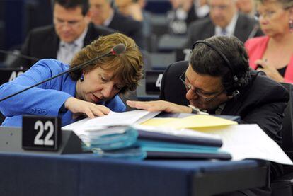 José Manuel Barroso conversa con la responsable de Política Exterior de la Unión Europea, Catherine Ashton, durante la sesión de ayer en el Parlamento Europeo.