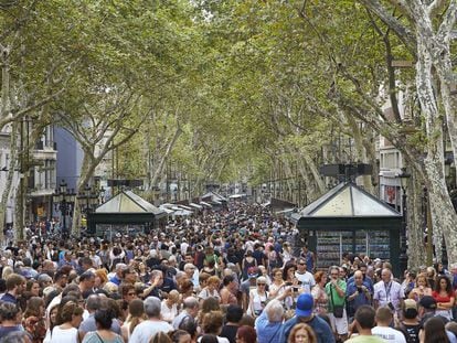 Multitud de turistas visitan La Rambla de Barcelona unos d&iacute;as despu&eacute;s del atentado.