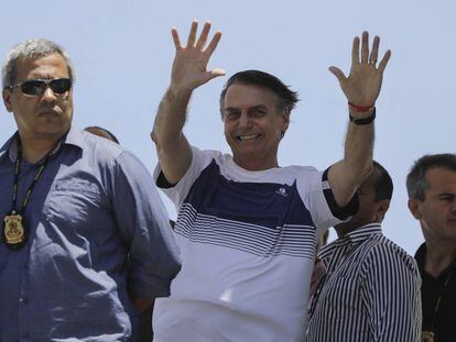 Bolsonaro saluda al llegar este miércoles a una exhibición aeronáutica en Rio de Janeiro.