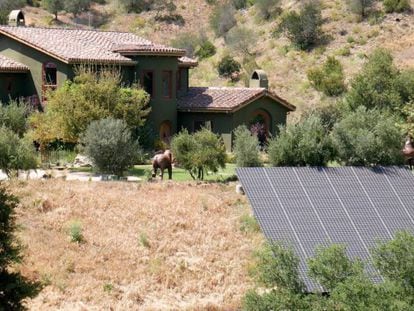 Paneles solares en una ladera de la comunidad de Topanga, en Los Ángeles, California (EE UU)