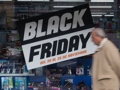 Un se&ntilde;or pasa por delante de un cartel que anuncia ofertas del &#039;Black Friday&#039; en Madrid.