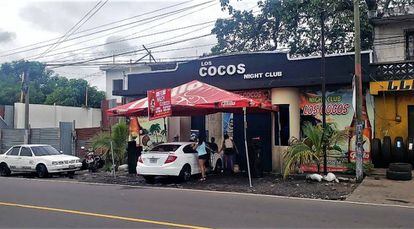 Frente al club nocturno Los cocos ahora las trabajadoras sexuales han montado un centro de lavado de vehículos.