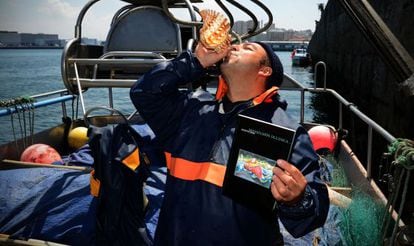 Xosé Iglesias, en su barco con su primer poemario.