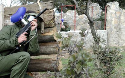 Participantes de 'paintball' combaten en la sierra de Madrid.