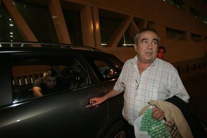 Ángel Fenoll sale de declarar ante la policía el pasado mes de julio.