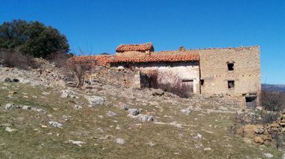 El mas de Badal, al mig del pla de Vistabella, on els xiquets anaven a l'escoleta rural.
