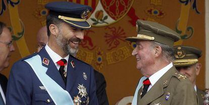 El Rey charla con el Príncipe en la Fiesta Nacional del año pasado.