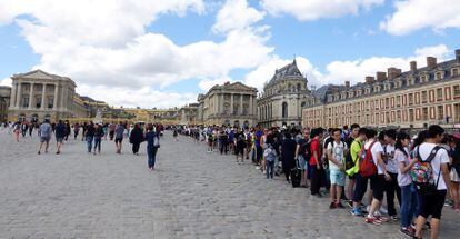Un grupo de turistas hace cola a la entrada del Palacio de Versalles, en julio de 2017.