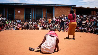 Dos integrantes de la compañía Teatro para el Cambio actúan en Lilongüe, Malaui.