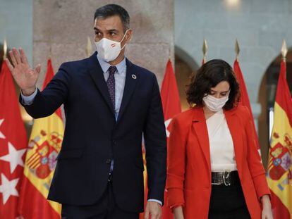 El presidente del Ejecutivo, Pedro Sánchez y la presidenta de la Comunidad de Madrid, Isabel Díaz Ayuso, se despiden después de ofrecer una rueda de prensa tras su reunión en la sede de la Presidencia regional, en Madrid.