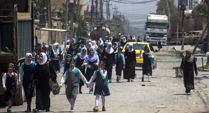 Un grupo de niñas vuelve al colegio en Mosul tras la liberación de la ciudad.