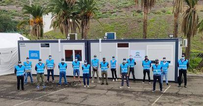 Agentes de Frontex desplegados en el campamento policial de Barranco Seco, en Las Palmas de Gran Canaria.