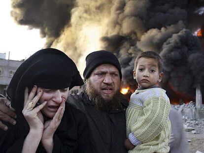 Una familia palestina huye del campo de refugiados de Rafah, al sur de la franja de Gaza, tras un ataque del Ejército israelí.