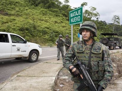 Soldados ecuatorianos patrullan en la región de Mataje Nuevo.