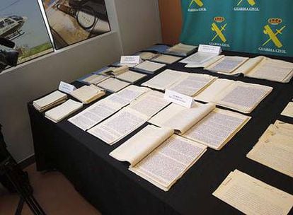 Algunos de los documentos recuperados por la Guardia Civil, expuestos ayer en Madrid.