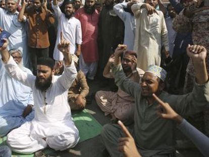 Grupos de derechos humanos aplauden una decisión judicial, que ha despertado protestas de los extremistas religiosos