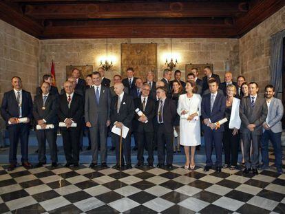 El Rey con los patrocinadores y galardonados de los Premios Jaime I en la Lonja de Valencia.