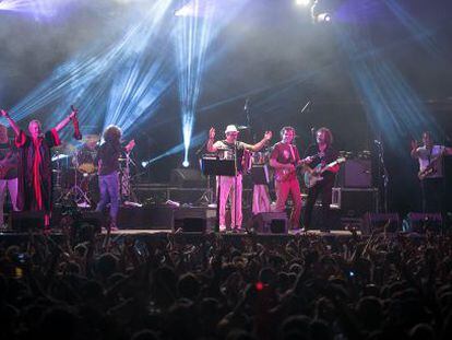 Emir Kusturica con su No Smoking Orchestra durante su actuaci&oacute;n en el Cruilla de Barcelona.