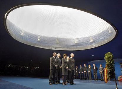 El alcalde de Madrid, Alberto Ruiz-Gallardón, y la ministra de Fomento, Magdalena Álvarez (delante), en la sala baja del monumento a las víctimas del 11-M, en Atocha.