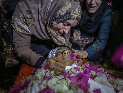 La madre del Haitam al Jamal, de 14 años, muerto el viernes tras recibir un disparo de tropas israelíes, llora sobre su cadáver en el funeral en Refah (sur de Gaza).