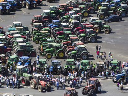 Comienzo de la tractorada en la explanada de Salgueiriños pasadas las dos de la tarde, cuando los primeros tractores empezaron a desfilar por la ciudad.