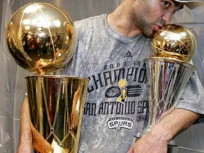 Parker, con los trofeos de campeón y de mejor jugador.