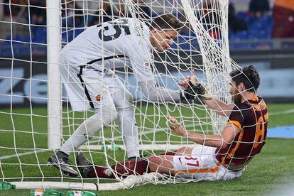 Szczesny, portero de la Roma, ayuda a su compañero Zukanovic atrapado en la red durante el partido contra el Frosinone.  