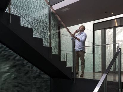 José Luis Fernández, director de l'aparthotel Suites Avenue de Barcelona, durant el recorregut que fa per inspeccionar les instal·lacions.