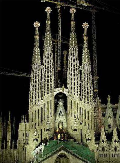La fachada de la Pasión de la Sagrada Familia, iluminada.