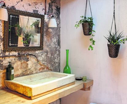 Decoración con materiales recuperados en el Eco boutique Hostal Grau, en Barcelona.