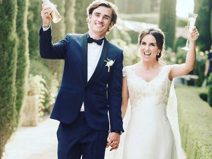 Griezmann y su pareja, Erika Choperena, en la primera imagen de la boda que ha compartido el jugador en su Instagram.