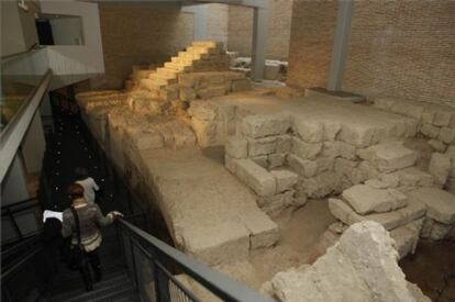 Una pasarela sobrevuela las estructuras internas del teatro romano.