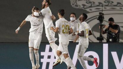 Karim Benzema, felicitado por sus co mpañerosdel Real Madrid gtras lugar uno de sus goles en el partido que ha disputado contta el Villareal.