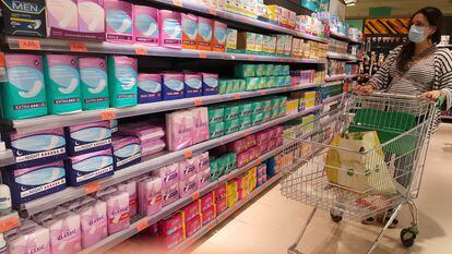 Estantería de un supermercado de productos de higiene femenina.