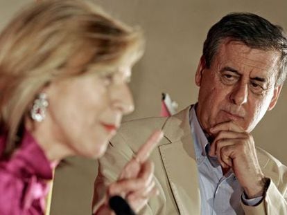 Rosa Díez y Francisco Sosa Wagner, durante un acto de campaña para las elecciones europeas de 2009.