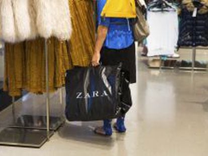 Una cliente en una tienda de Zara.