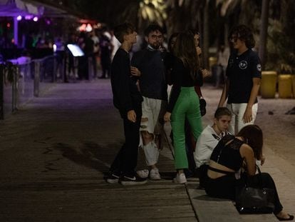 Un grupo de jóvenes en la zona de discotecas del paseo marítimo de Barcelona.