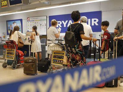 Mostradores de facturación de Ryanair en el aeropuerto de Madrid-Barajas.