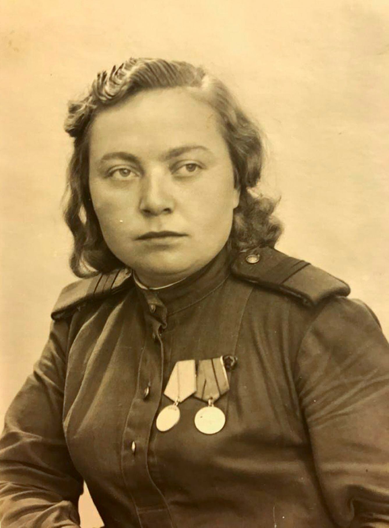 Zinaída Korneva, de uniforme, durante la movilización con las tropas del Ejército Rojo, en una imagen del archivo familiar.