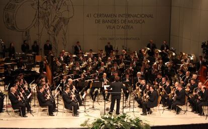 El Ateneu Musical de Cullera durante su actuación en el certamen internacional de Altea.