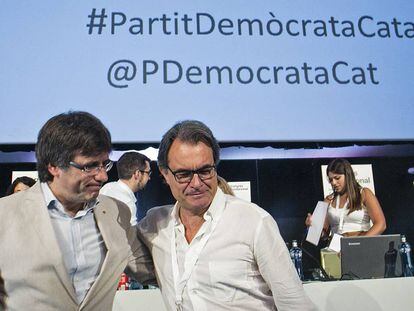 Carles Puigdemont y Artur Mas en la clausura del congreso.