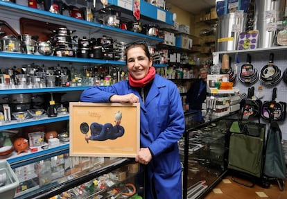 Gloria Romero. en su tienda, Rosán Menaje, con el cartel de Escuela Brother.