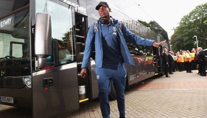 Paul Pogba llega a un partido en el bus del Manchester United.